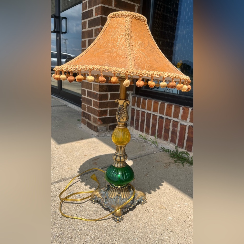 Pompom statement lamp